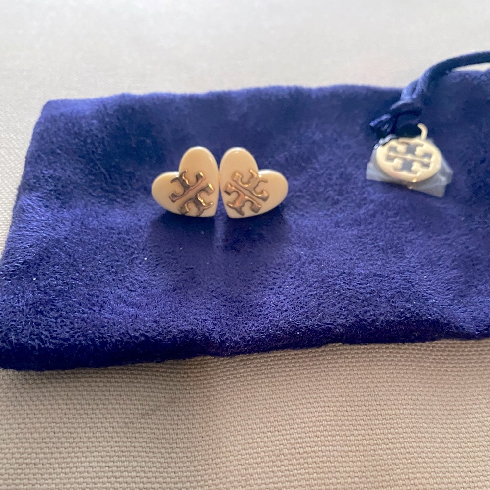Tory Burch Heart 18K gold plated enamel. No back posts